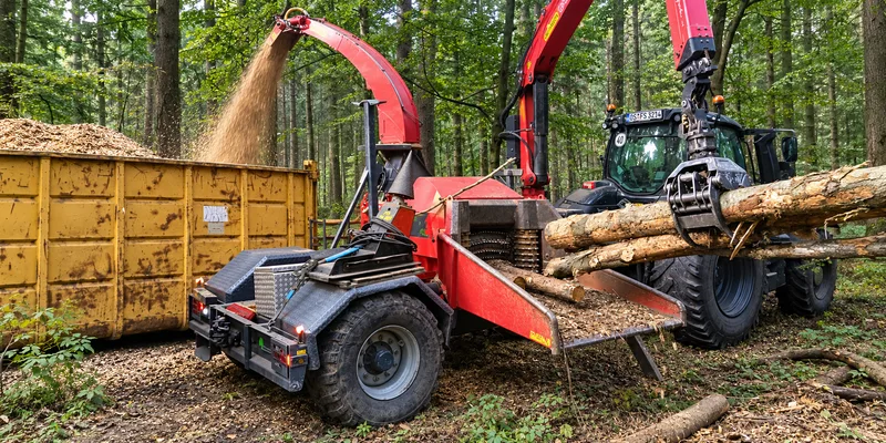 Holzhäcksler bei der Aufbereitung von Holz zu Hackschnitzeln